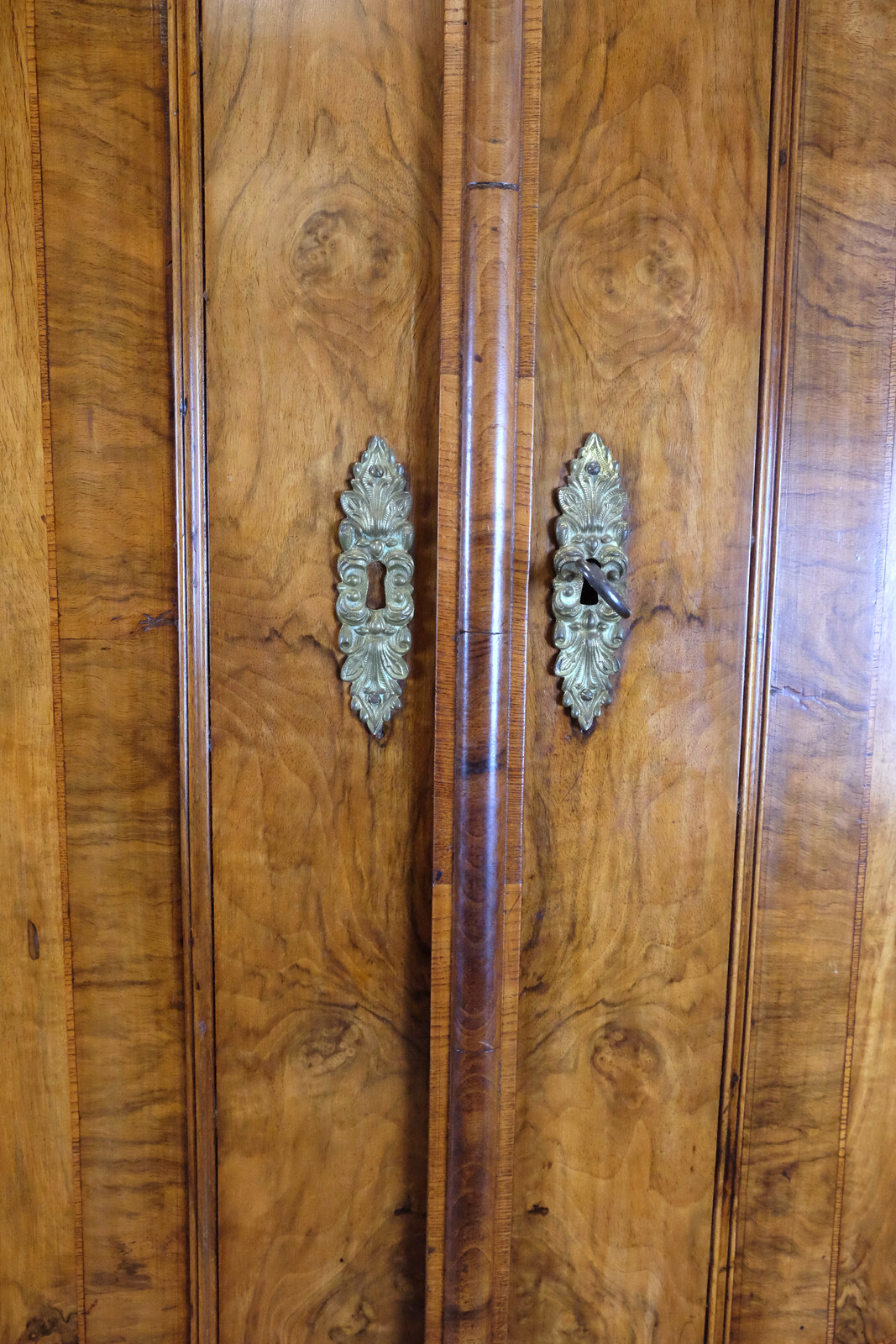 Cabinet Louis XV walnut