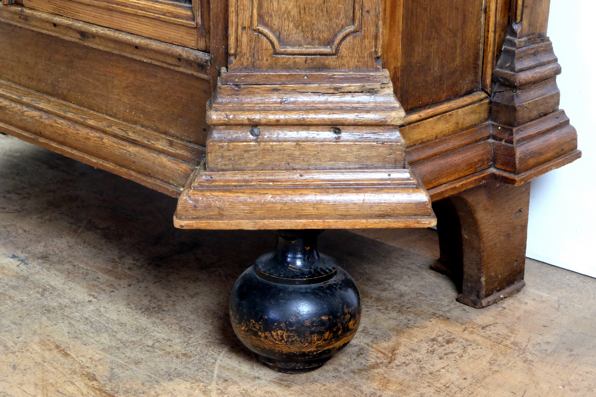 Cabinet Swiss