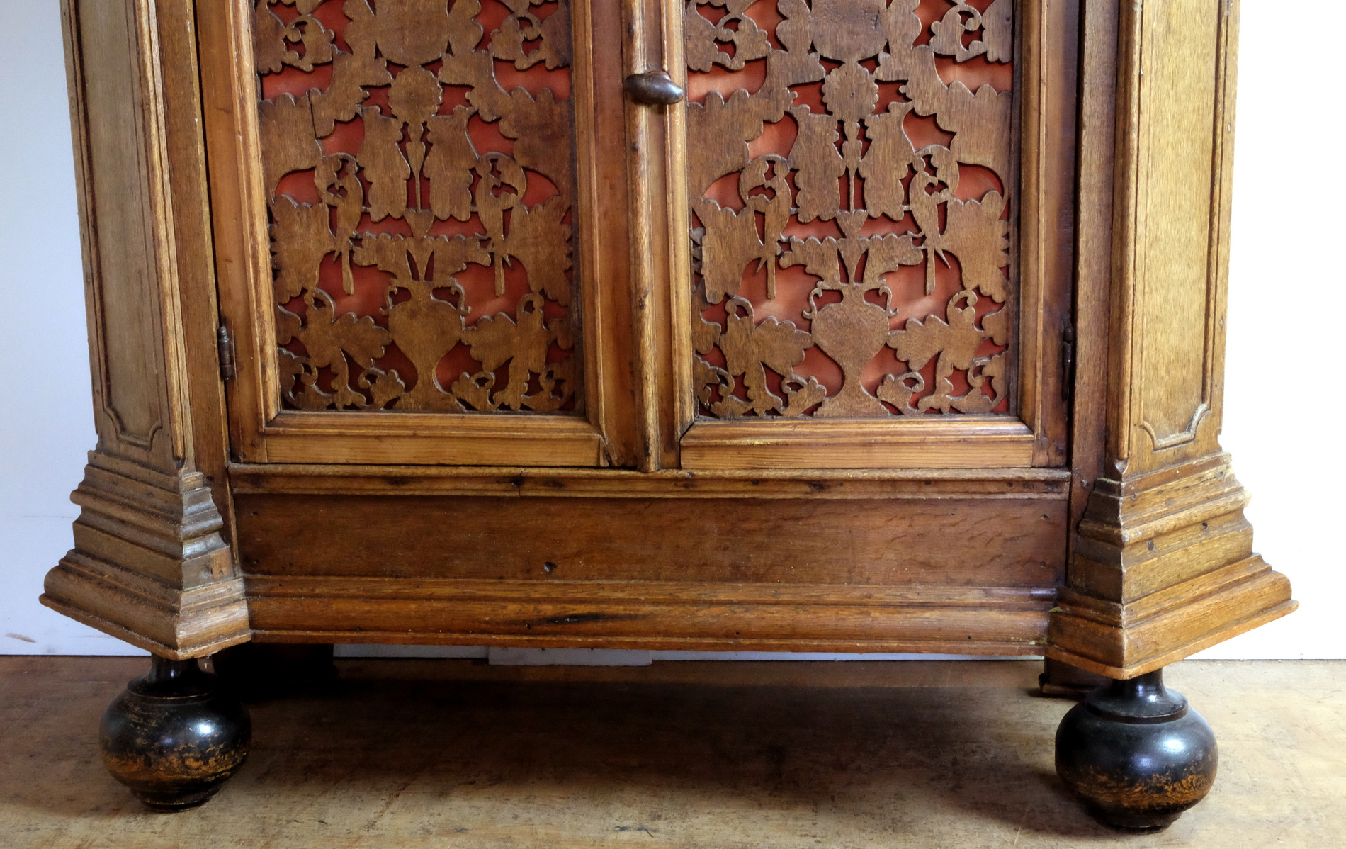 Cabinet Swiss
