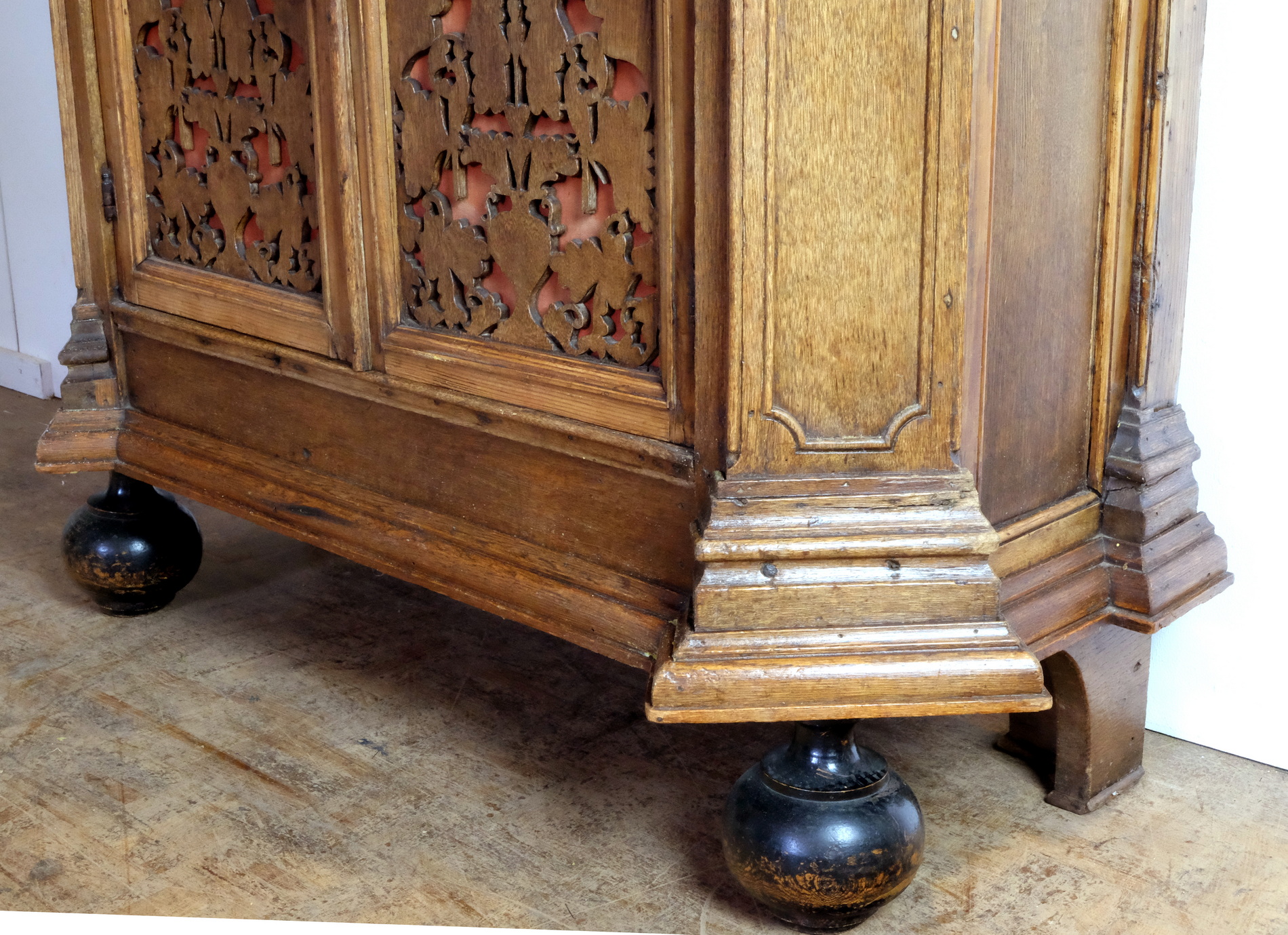 Cabinet Swiss