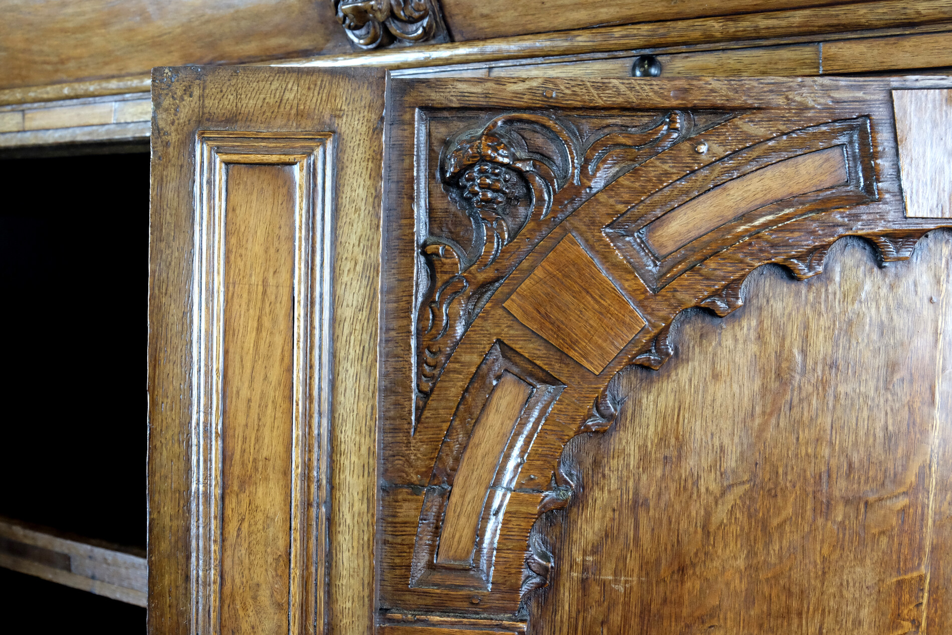 Dutch 17th century Arched Cabinet 