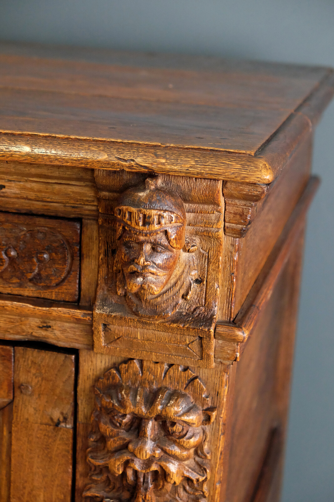 Early Brabant od Famish Cabinet 