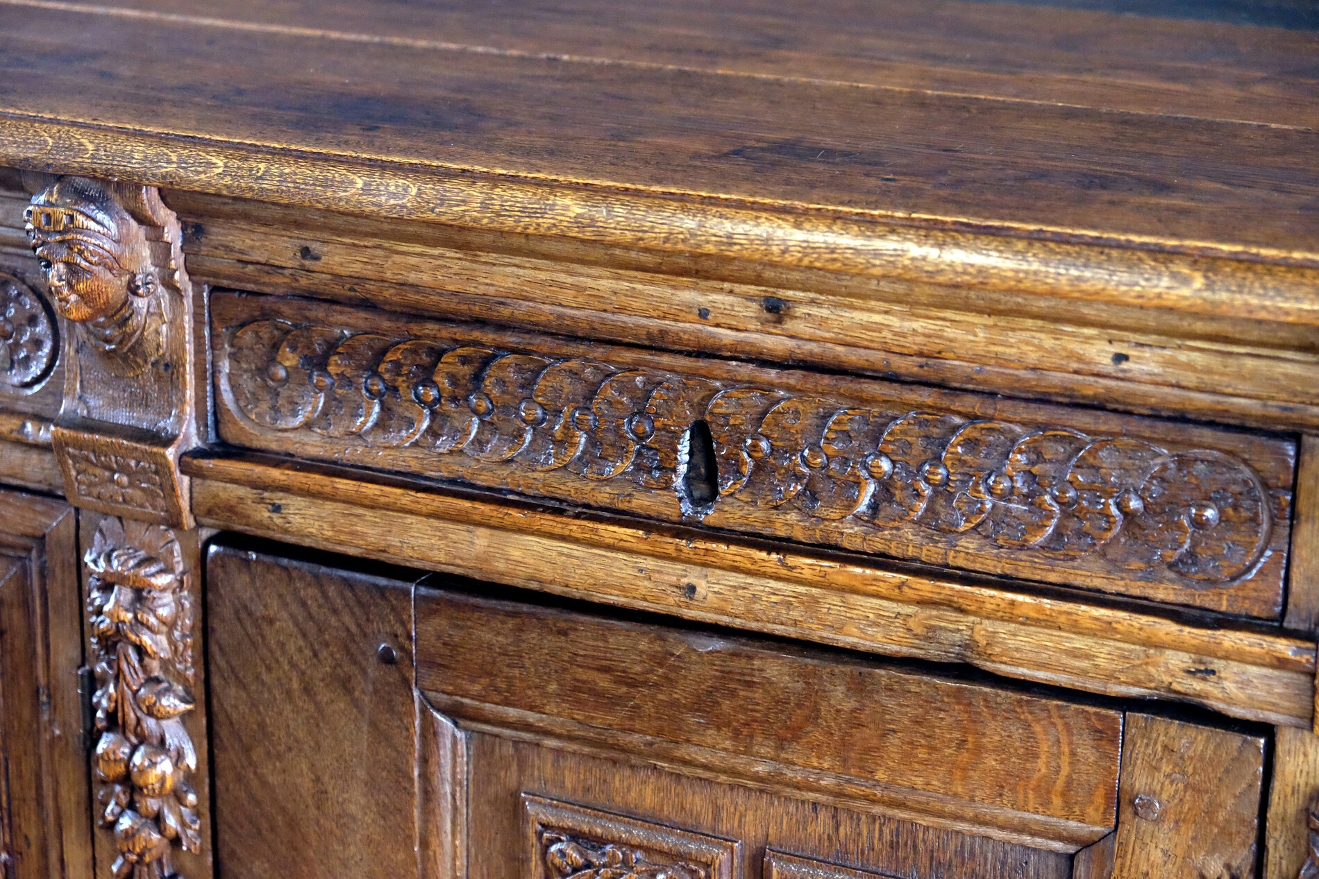 Early Brabant od Famish Cabinet 