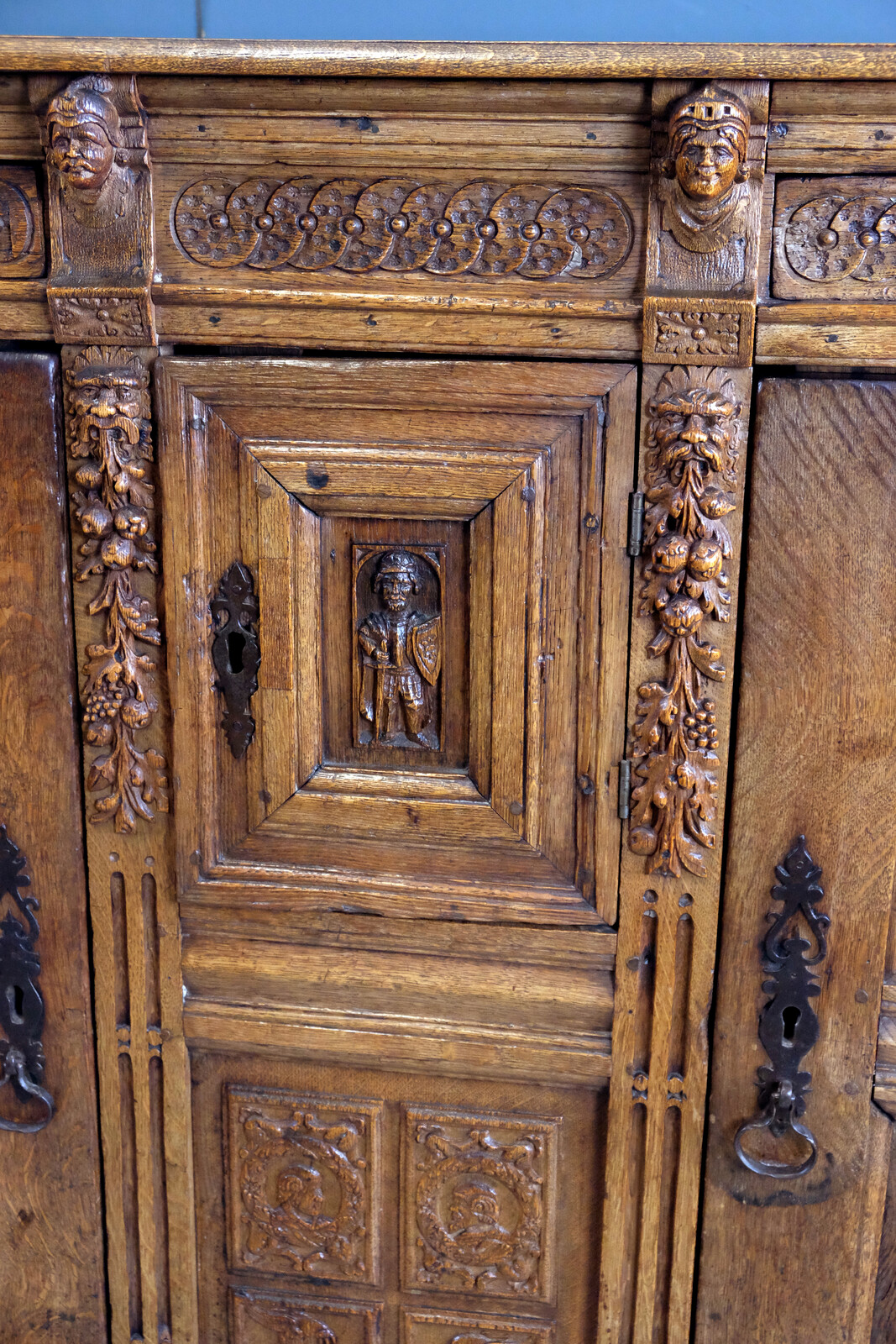 Early Brabant od Famish Cabinet 