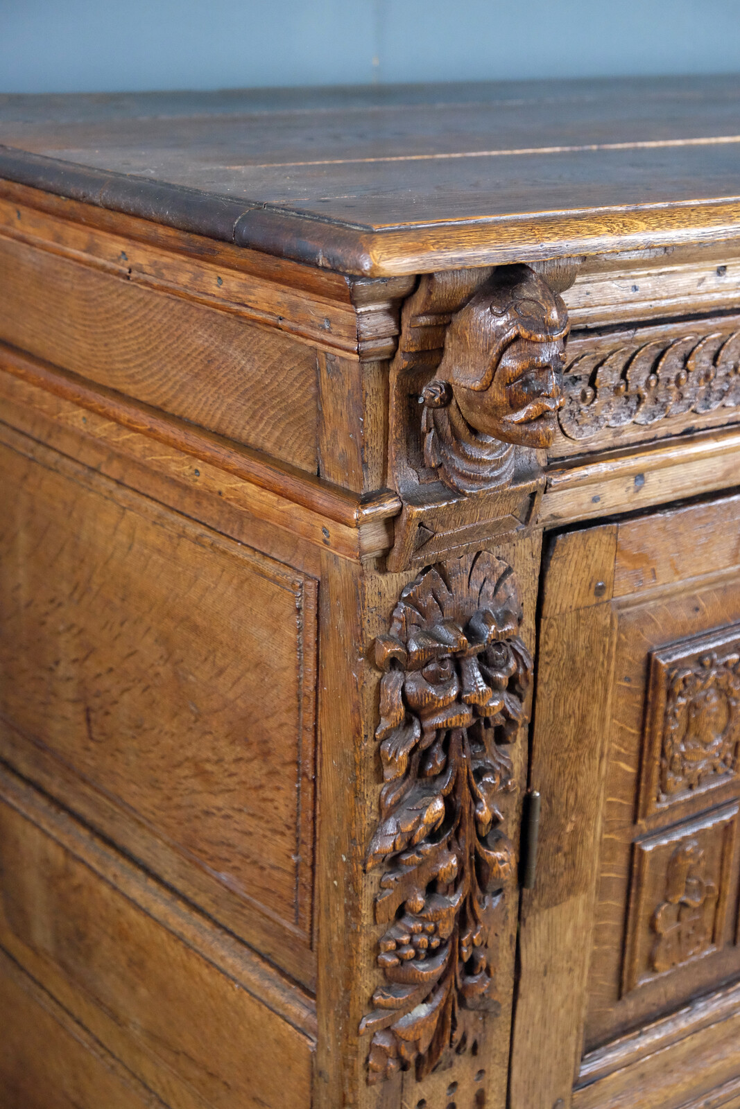 Early Brabant od Famish Cabinet 
