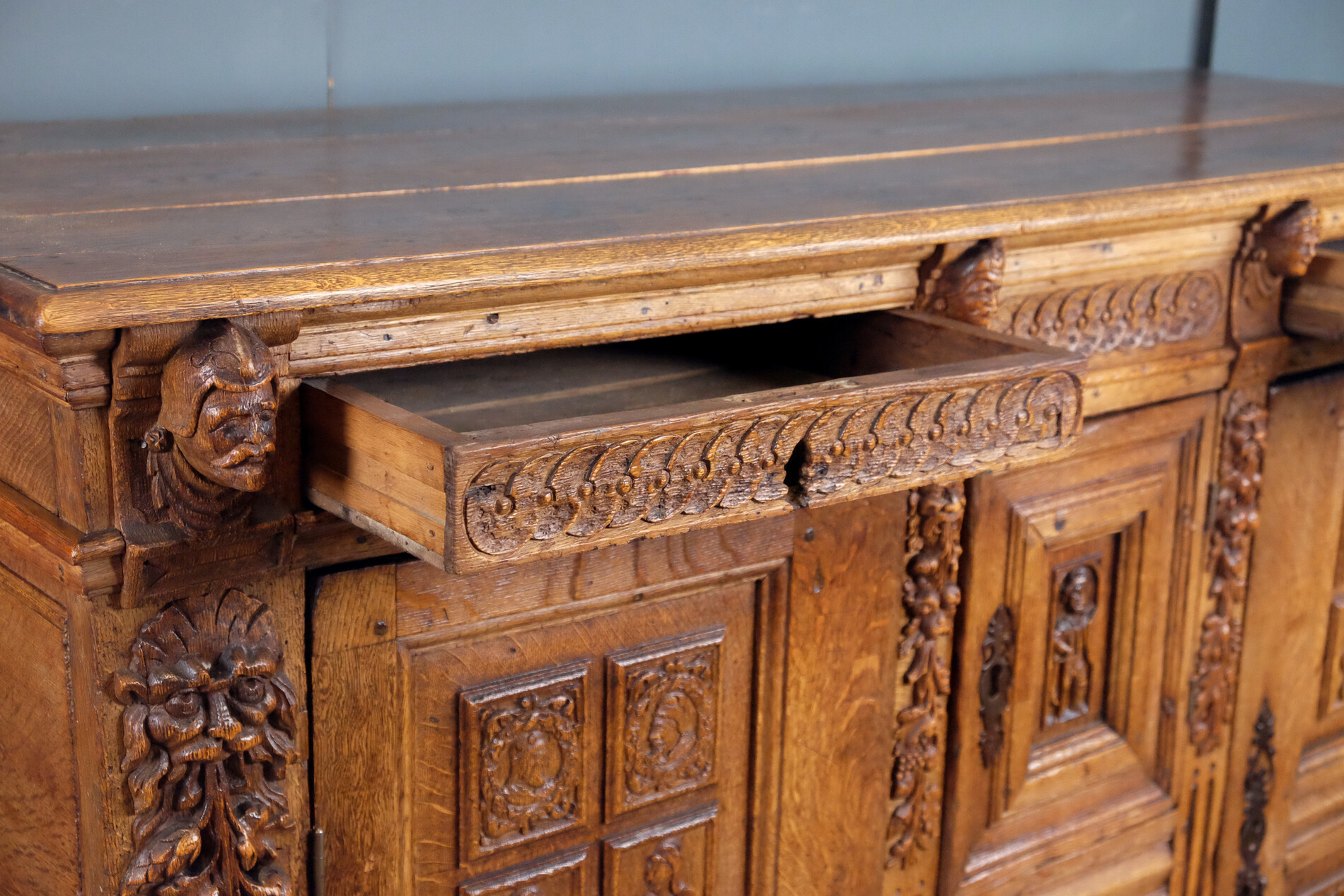 Early Brabant od Famish Cabinet 