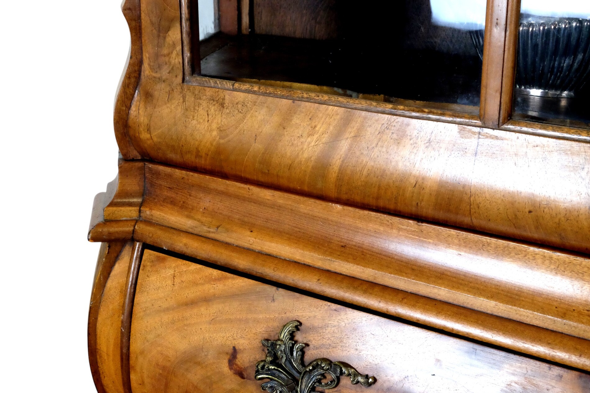 Elegant display cabinet in Louis XV style, around 1750. 