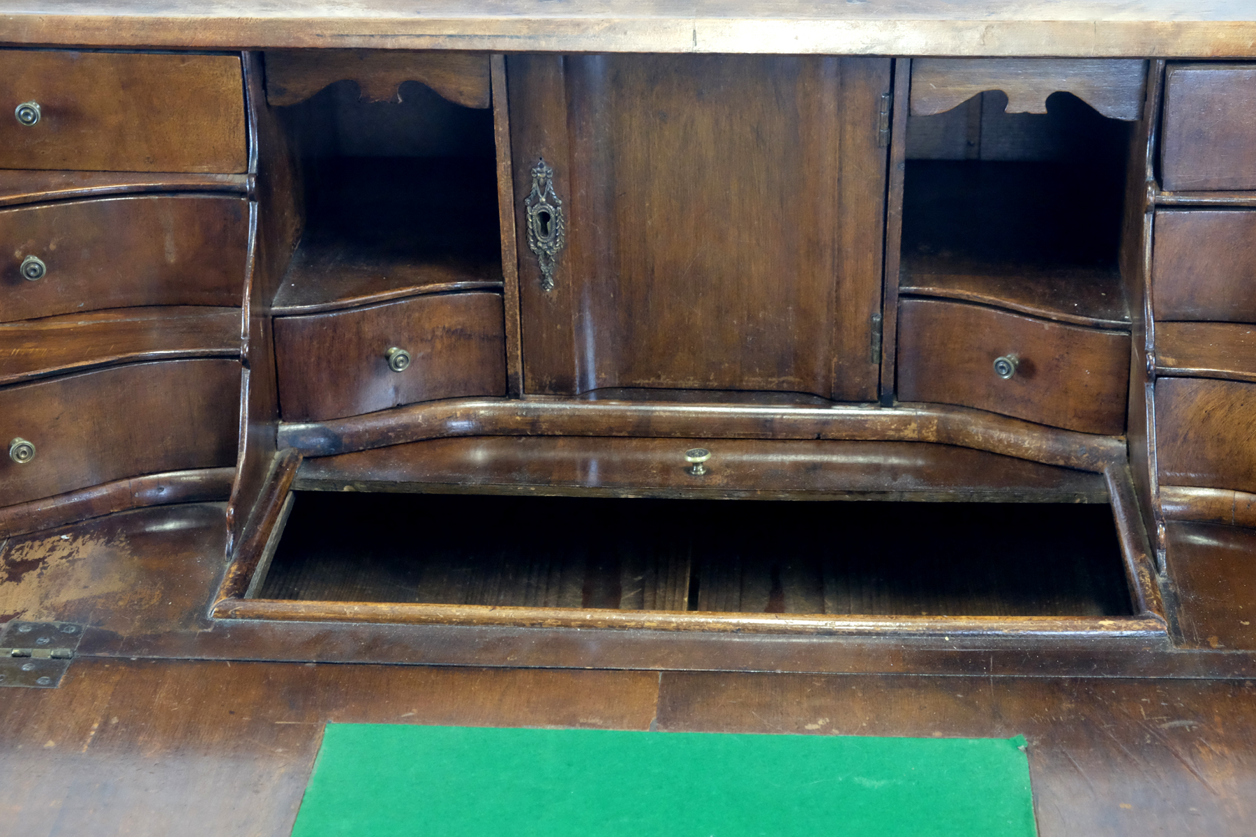 Elegant secretary, mid 18th century, around 1750.