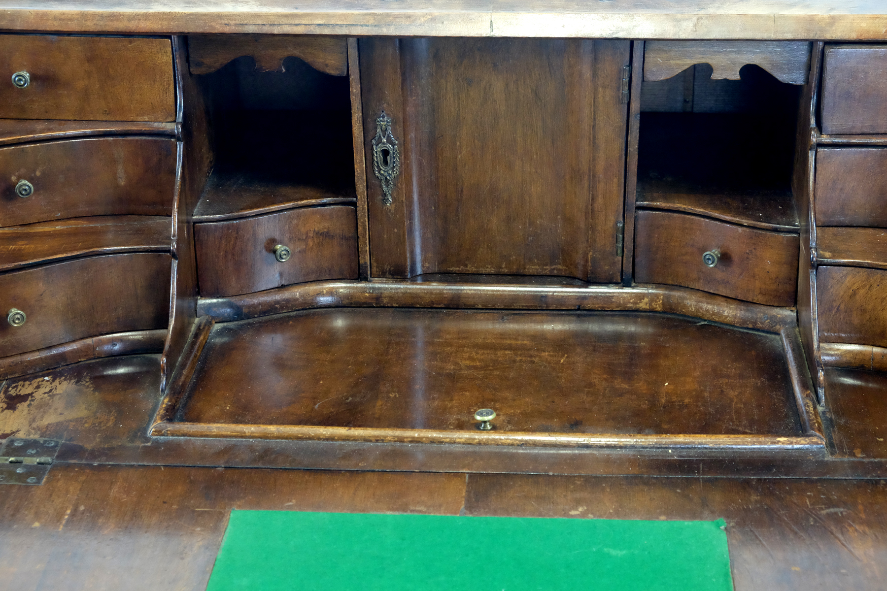 Elegant secretary, mid 18th century, around 1750.