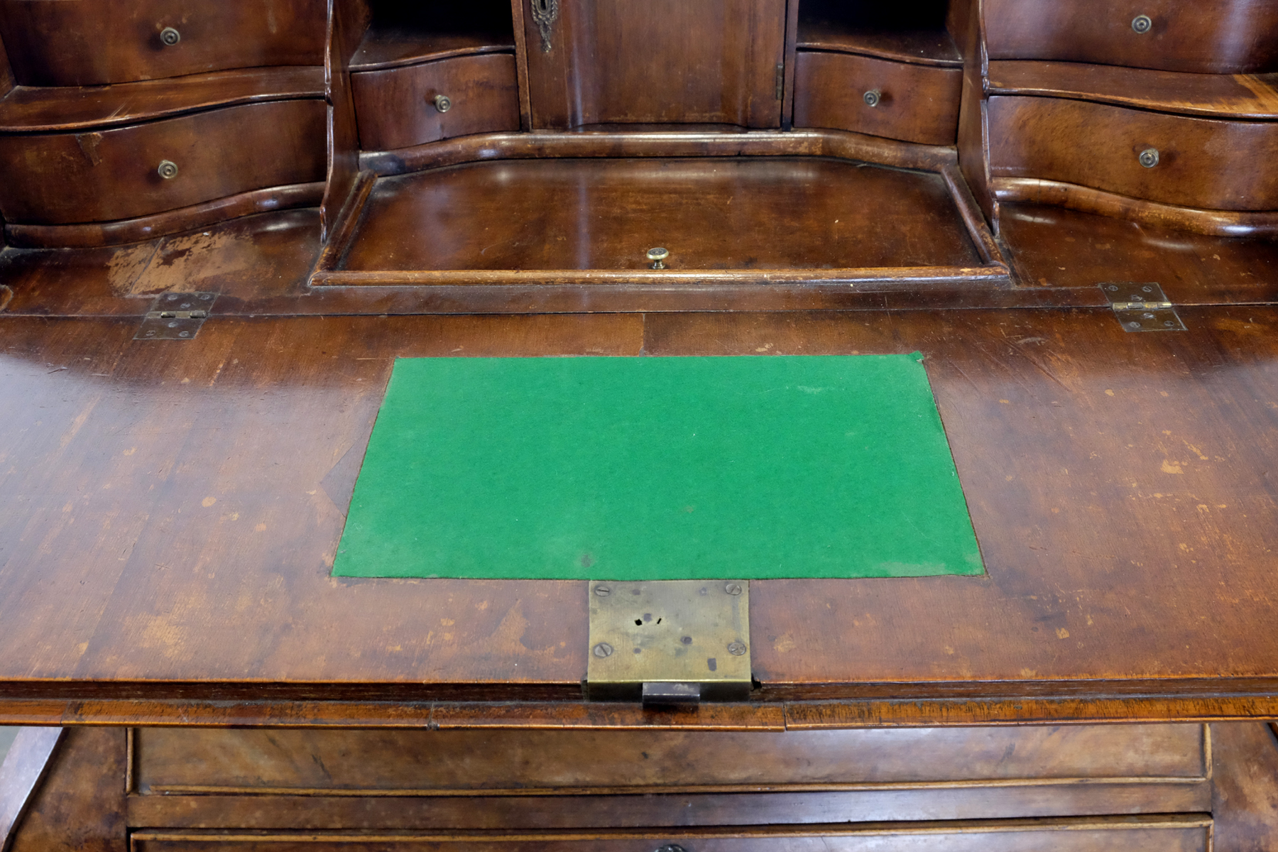 Elegant secretary, mid 18th century, around 1750.