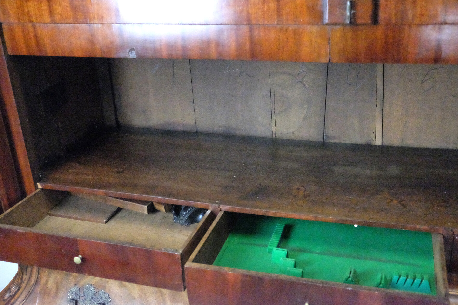 fine 18th century cabinet 