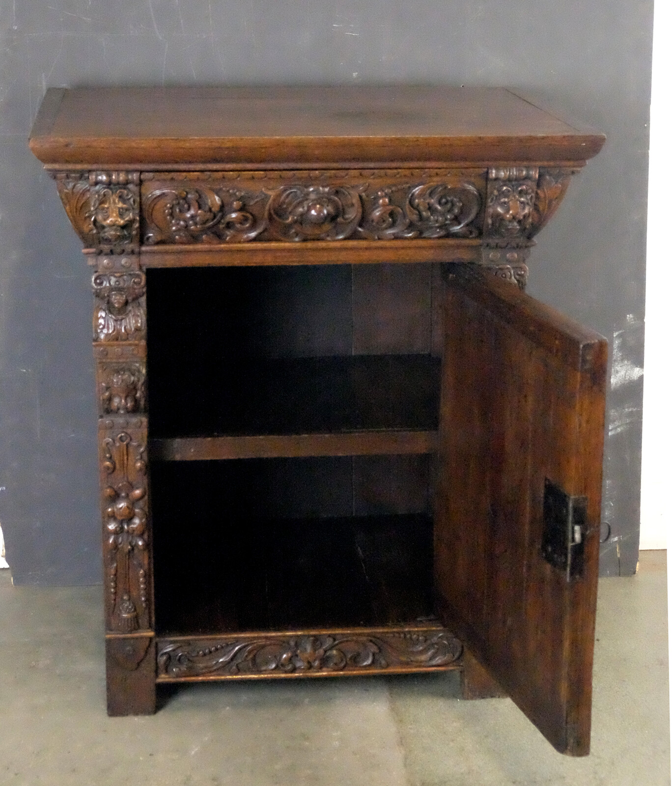 Fine ans Rare Dutch 17th century cabinet 