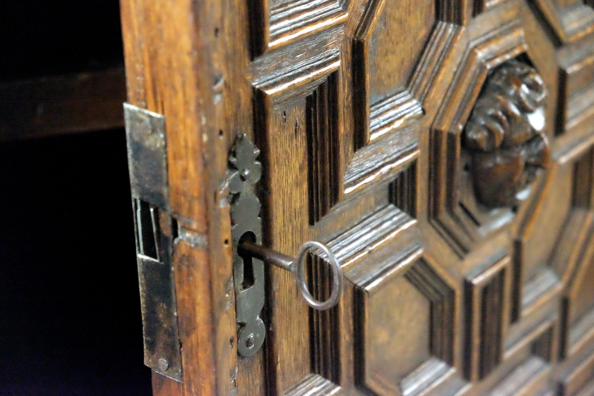 Fine ans Rare Dutch 17th century cabinet 