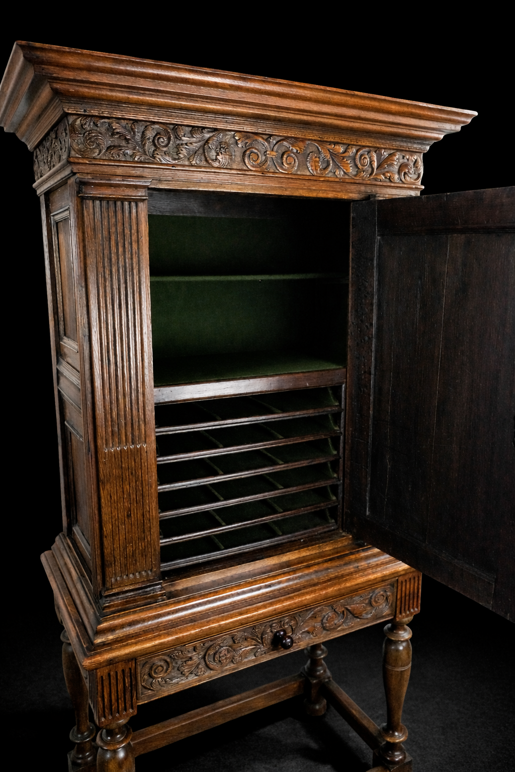 Fine Dutch 17th century Table Cabinet 