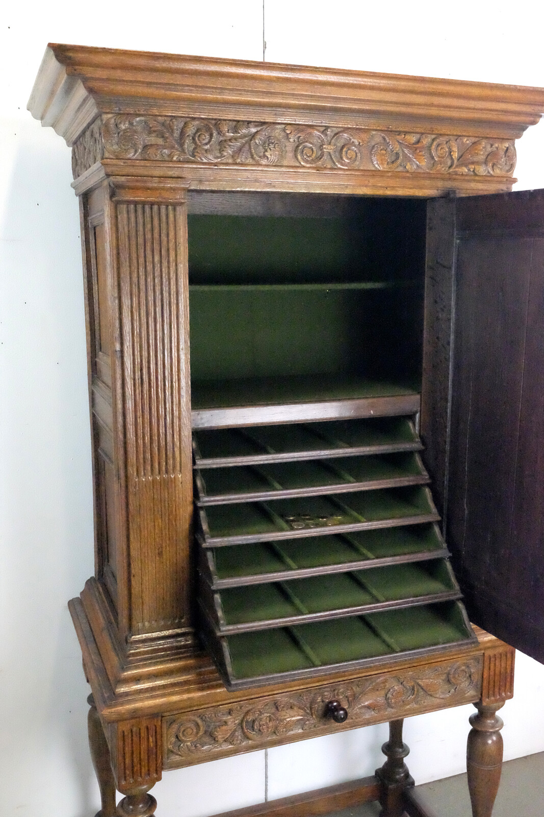 Fine Dutch 17th century Table Cabinet 