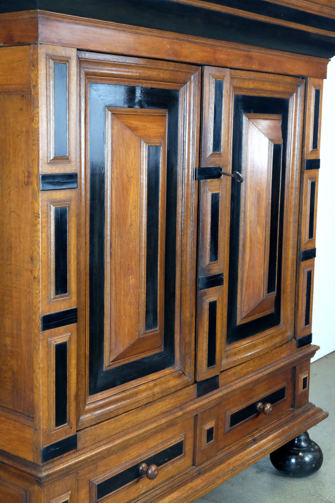 Fine Dutch 18th century Kussenkast, Cushion Cabinet