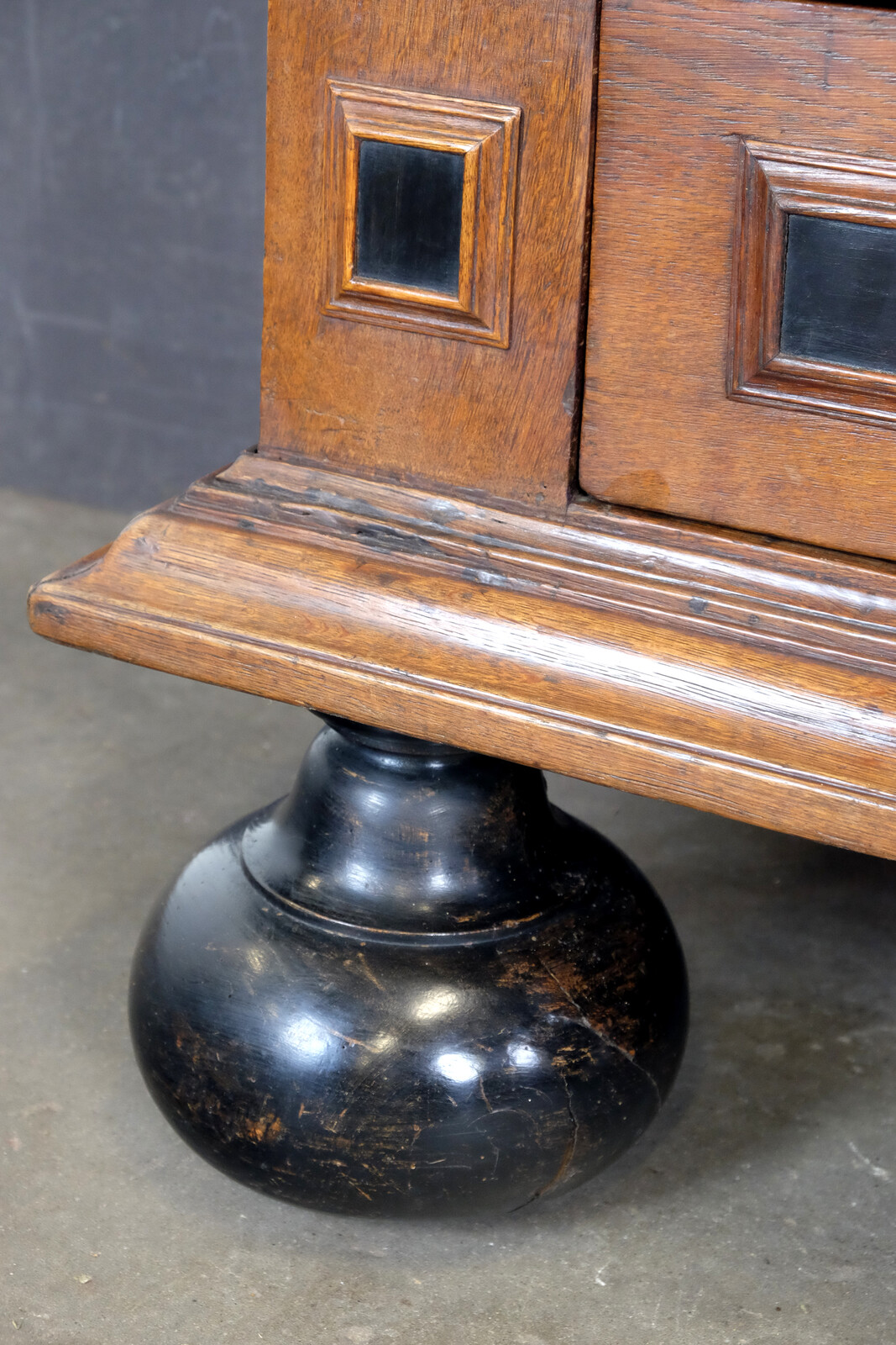 Fine Dutch 18th century Kussenkast, Cushion Cabinet