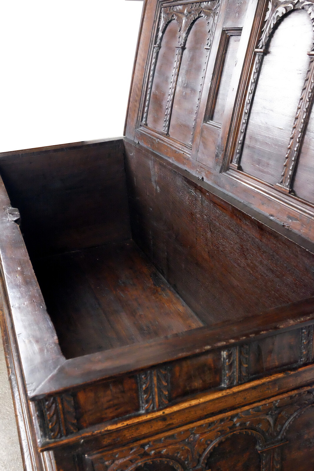 Italia Cassone walnut 18th century 