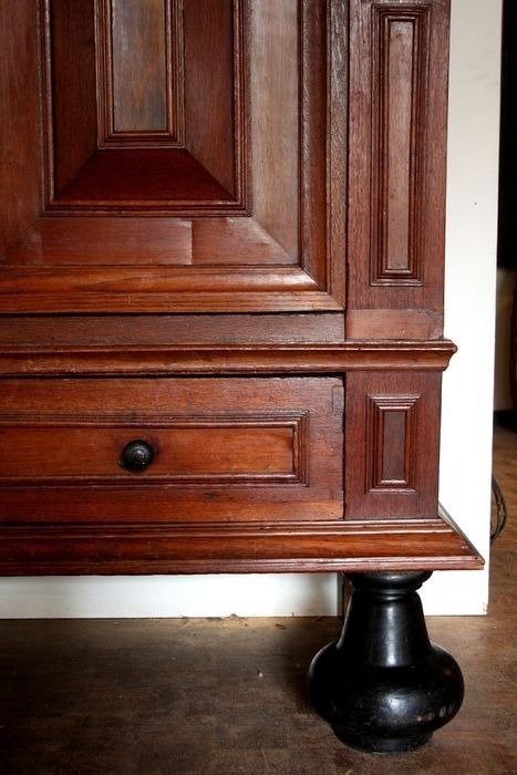 Pillow cabinet