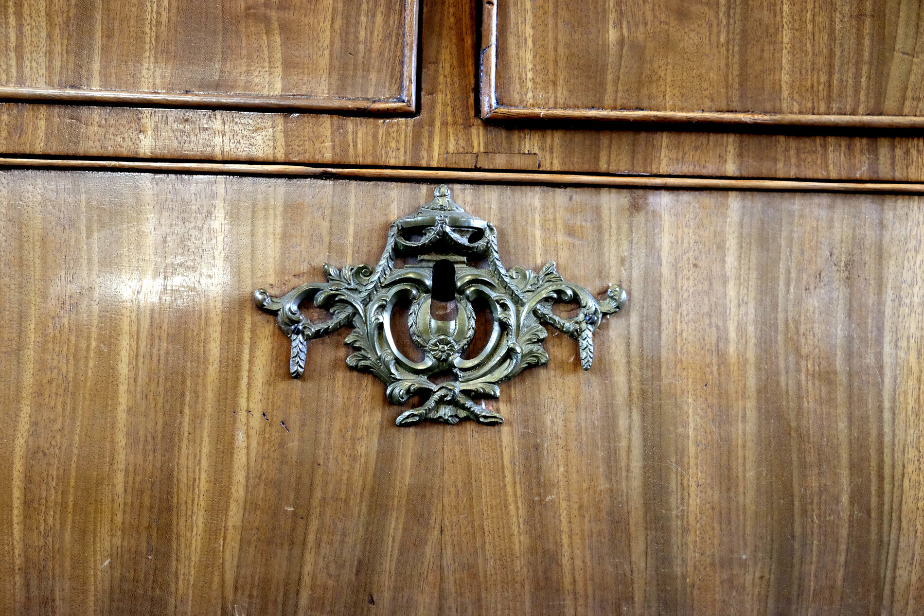 prachtig 18de eeuws kabinet van Satijnhout
