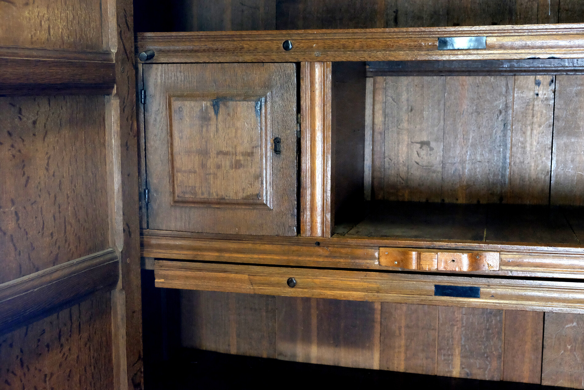 Toogkast, Arched Doors Cabinet